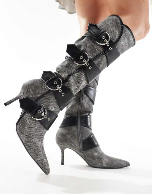Public Desire - Samurai - Kniehoge laarzen met kittenhak en gespen in zwart denim met wassing