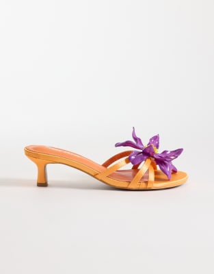 Public Desire - Sandalen in Orange mit Pfennigabsatz und Blume