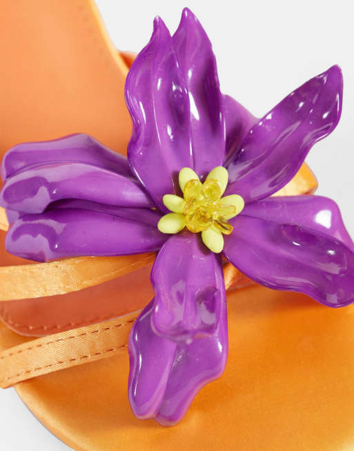 Public Desire - Sandalen met kittenhak en bloem in oranje, 7 van 7
