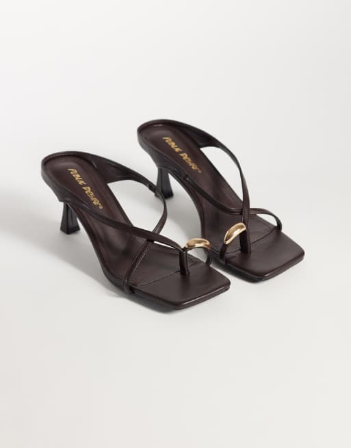Public Desire - sandalias de tacón marrones con detalle dorado Ria, 2 de 4