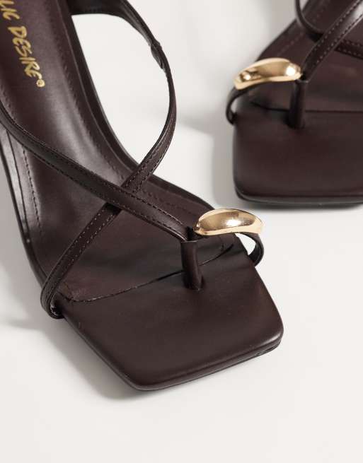 Public Desire - sandalias de tacón marrones con detalle dorado Ria, 3 de 4