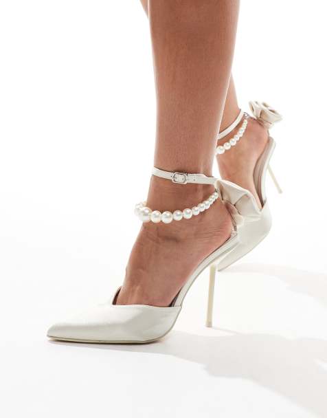 Public Desire - Sariah - Chaussures pointues de mariage à talon avec bride cheville en perles et grosses fleurs - Ivoire satiné - view 1