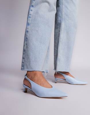 Public Desire - Saskia - Pumps in Babyblau mit Fersenriemen und Kitten-Absatz