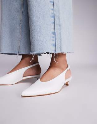 Public Desire - Saskia - Pumps in Weiß mit Fersenriemen und Kitten-Absatz