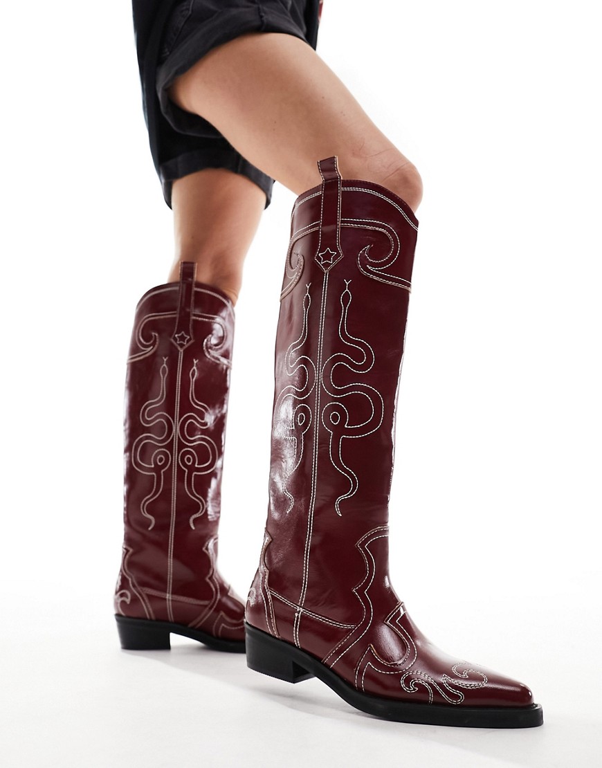 Serpentine western boots with embroidery in red