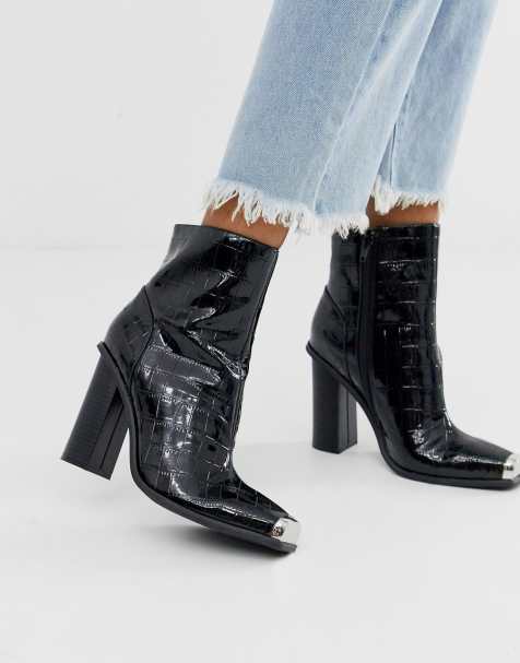Public Desire – Serve – Ankle-Boots in Kroko-Schwarz mit Zehenkappe und Absatz