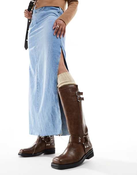 Public Desire – Sirus – Kniehohe Stiefel in Hellbraun mit flachem Riemen - view 1