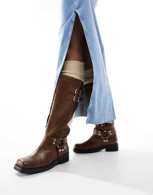 Public Desire – Sirus – Kniehohe Stiefel in Hellbraun mit flachem Riemen, 3 von 4