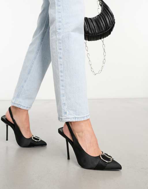 Public Desire - Spicy - Scarpe con tacco in raso nero con dettagli in metallo e cinturino posteriore