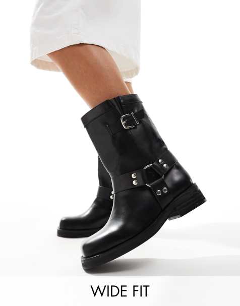 Public Desire – Stallion – Flache Stiefeletten in Schwarz mit eckiger Zehenpartie und Riemendetail, breite Passform - view 1