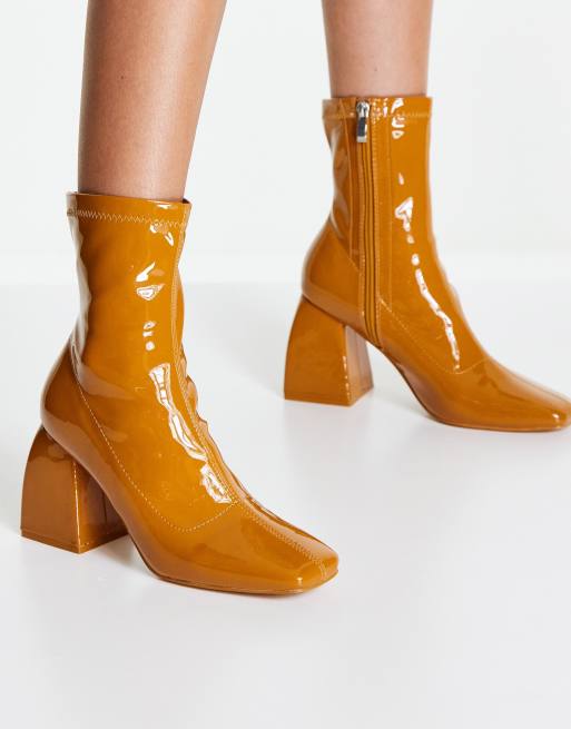Public Desire – Supreme – Socken-Stiefel in Camel mit Lackoptik und eckiger Zehenpartie