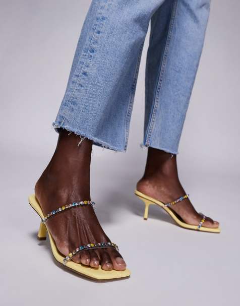 Public Desire – Suvi – Gula, utsmyckade sandaler med taxklackar - view 1