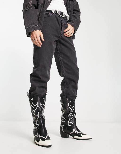 Public Desire – Svarta boots i cowboystil med gräddvita flammor