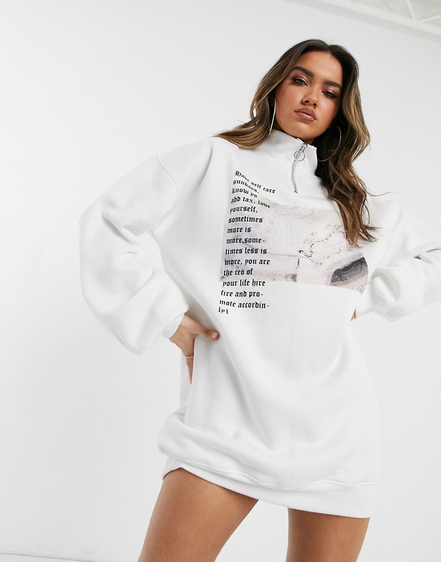 Public Desire – Sweatshirtklänning i oversize-modell med dragring och tryck-Vit