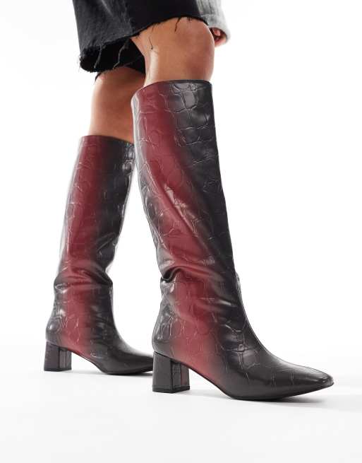 Public Desire – Tamira – Röda knähöga boots med blockklack och ombréfärgat ormskinnsmönster