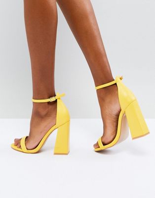 sandali gialli con tacco