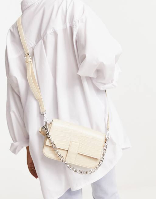 Public Desire – The Bay – Kremowa torba crossbody z łańcuszkiem i wzorem skóry krokodyla