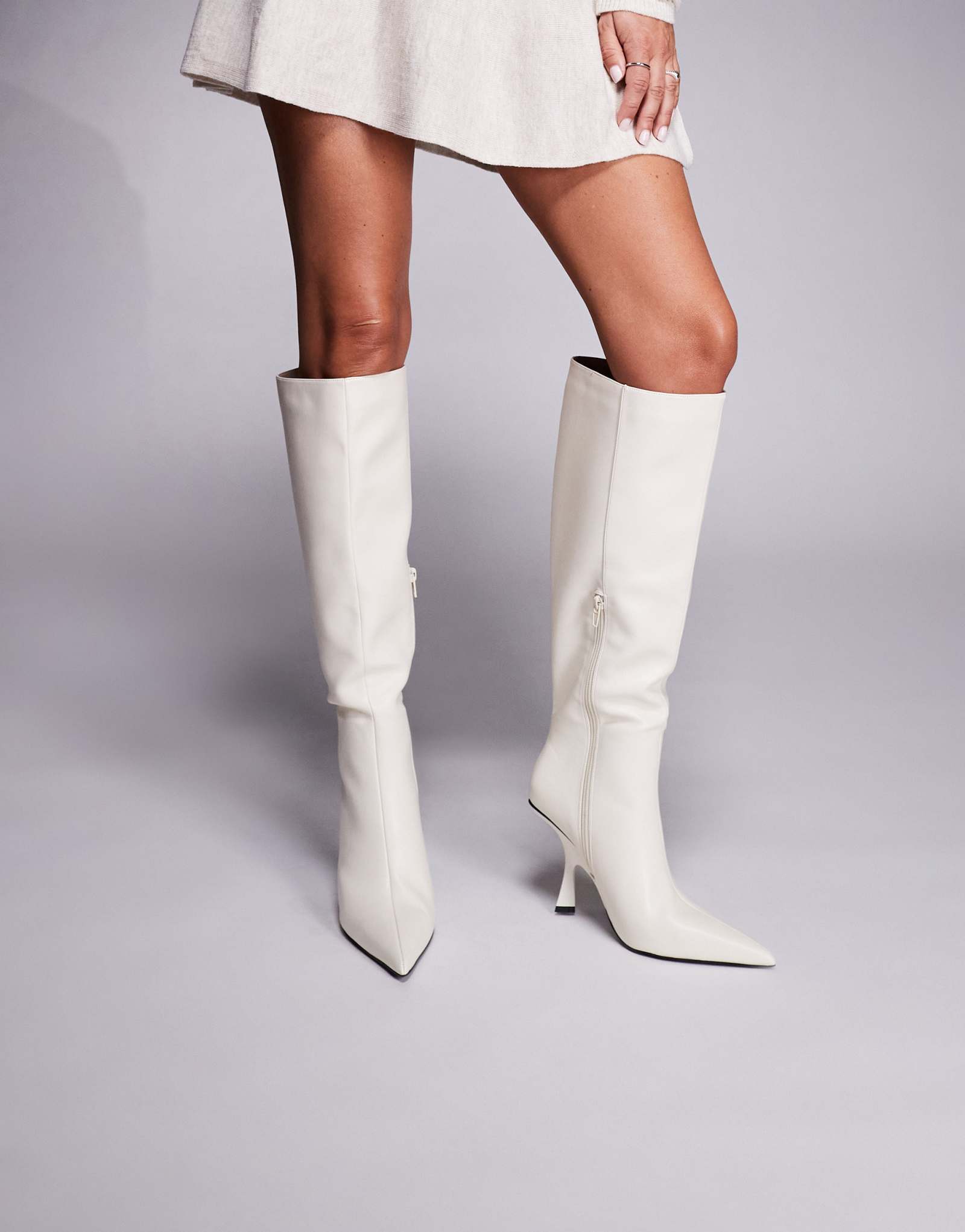 Публичное желание третьего свидания - белые сапоги до колен на высоком каблуке