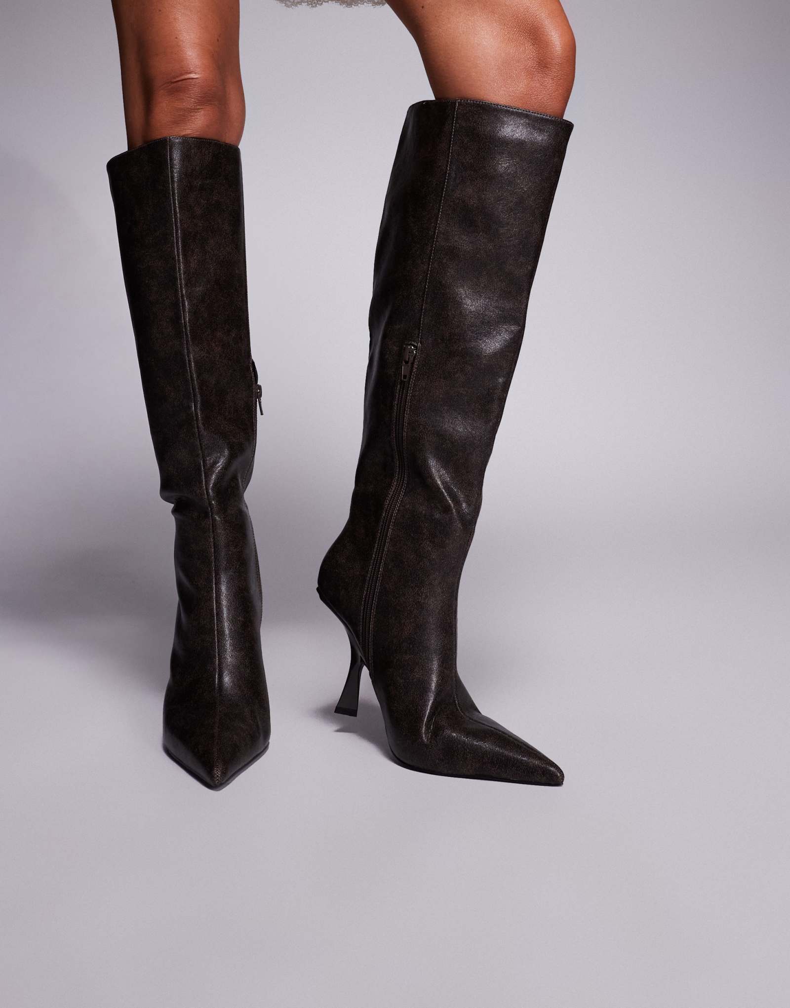 Публичное желание третьего свидания - сапоги до колен на высоком каблуке потертого коричневого цвета