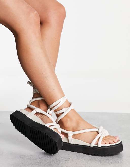 Public Desire – Tura – Białe, płaskie sandały z węzłem, 4 z 4