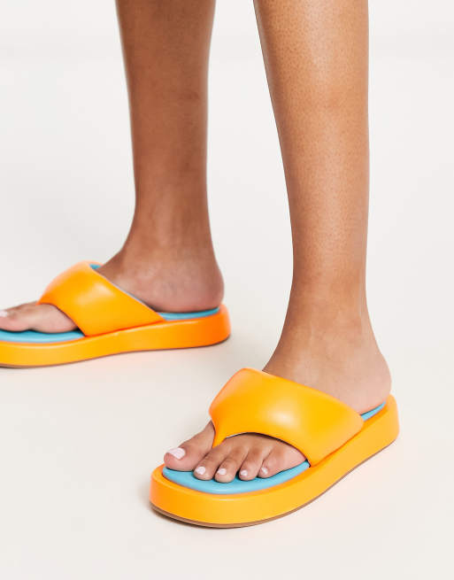 Public Desire – Vaycay – Orange sandaler med tårem och vaddering, exklusivt hos ASOS
