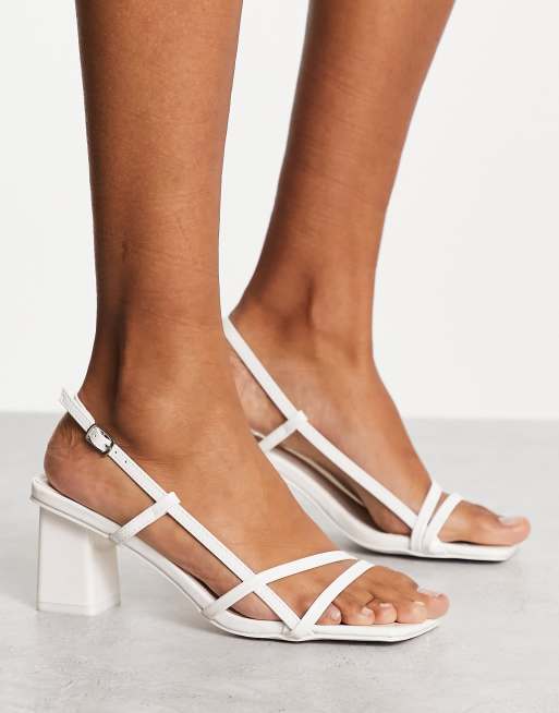 Public Desire – Veda – Vita, lackade klacksandaler med blockklackar och remmar