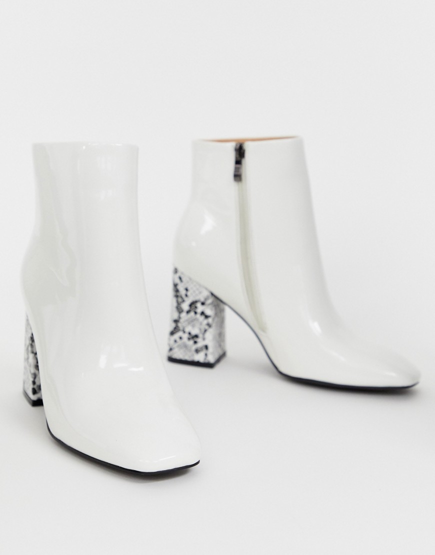 Public Desire - Vesper - Stivaletti bianchi alla caviglia con punta quadrata e tacco pitonato-Bianco