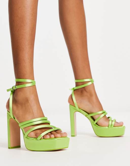 Public Desire – Viola – Limegröna sandaler i satin med platåklack