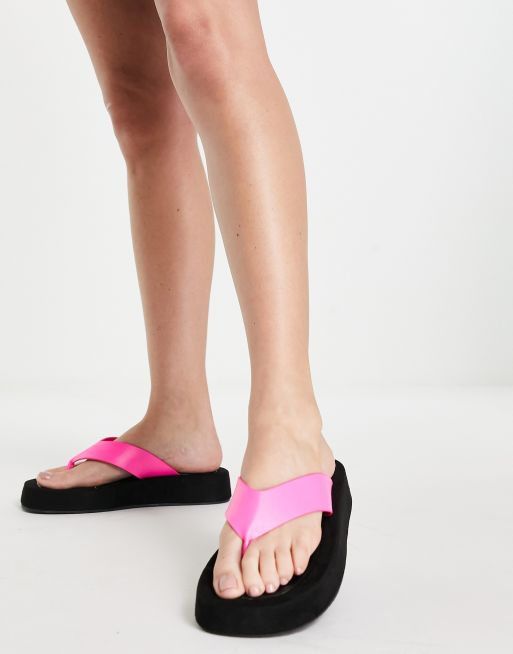 Public Desire - Voyage - Sandaler med tårem og chunky sål i pink PU