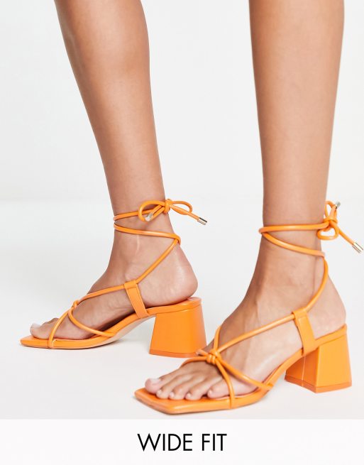 Public Desire Wide Fit - Aloha - Sandalen met geknoopte bandjes en halfhoge hak in oranje