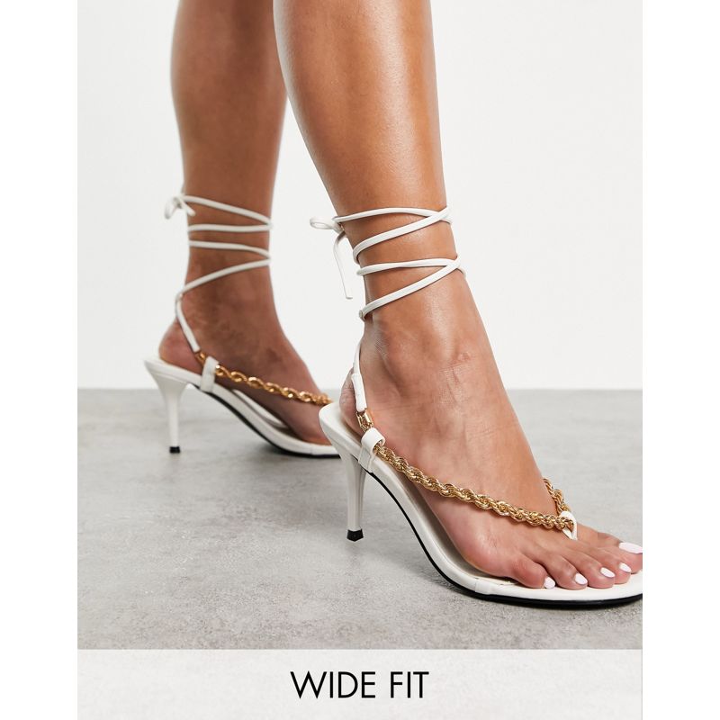 Public Desire Wide Fit - Amarlie - Sandali bianchi con tacco e dettaglio con catena