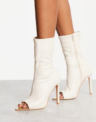 Public Desire Wide Fit - Ankle-Boots in Creme mit Absatz und Zehenpartie aus Metall-Weiß