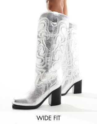 Public Desire Wide Fit - Austine - Kniehohe Stiefel in Metallic-Silber mit Western-Ziernaht, weite Passform