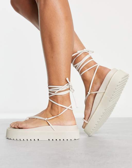 Public Desire Wide Fit - Bebe - Hvide flatform-sandaler med bindebånd om benet, 3 af 4