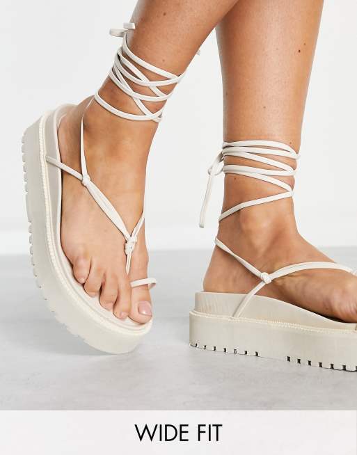 Public Desire Wide Fit - Bebe - Sandales à plateforme avec bride nouée autour de la cheville - Blanc