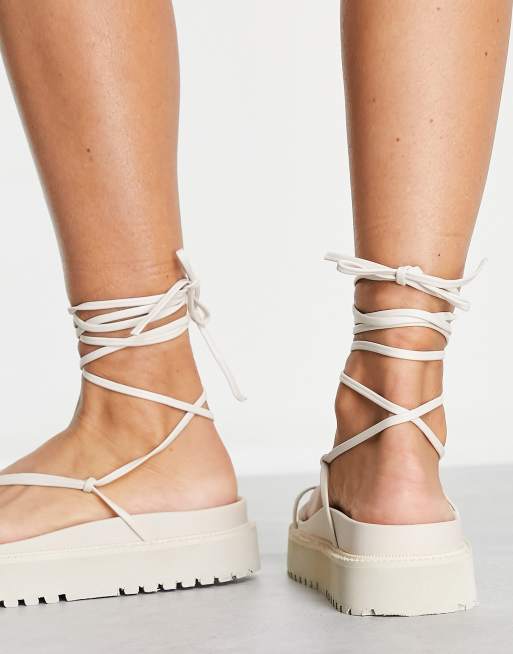 Public Desire Wide Fit - Bebe - Sandali flatform bianchi con allacciatura alla caviglia, 4 di 4