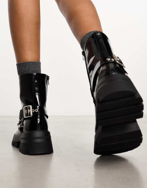 Public Desire Wide Fit Blizzard Stivali stile biker neri con dettagli stile imbracatura a pianta larga