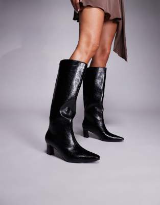 Public Desire Wide Fit - Boomer - Kniehohe Stiefel in Schwarz mit Absatz und Knitterstruktur, weite Passform