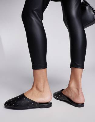 Public Desire Wide Fit - Camille - Mit Nieten besetzte, flache Mules in Schwarz, in weiter Passform