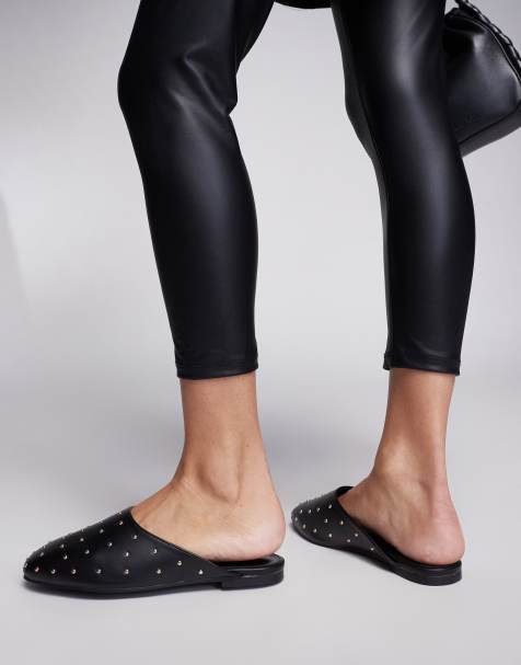Public Desire Wide Fit – Camille – Mit Nieten besetzte, flache Mules in Schwarz, in weiter Passform - view 1