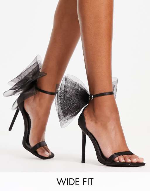 Public Desire Wide Fit – Candi – Sandalen in Schwarz mit Schleife hinten 