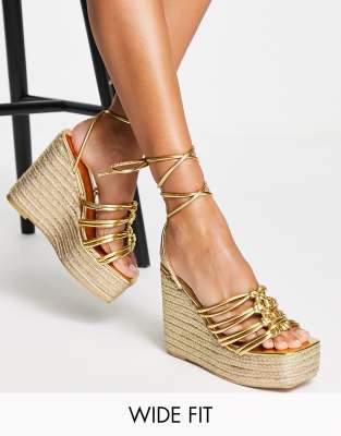 Public Desire Wide Fit - Chakra - Sandali a pianta larga color oro con zeppa stile espadrilles