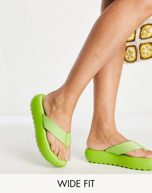 Public Desire Wide Fit – Cia – Zehenstegsandalen in Limettengrün mit dicker Sohle, weite Passform