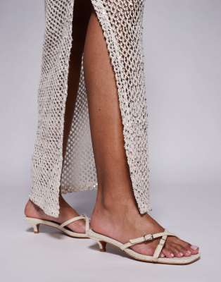 Public Desire Wide Fit - Cindita - Mules-Sandaletten aus Bast in Naturton mit Kitten-Absatz, weite Passform-Neutral