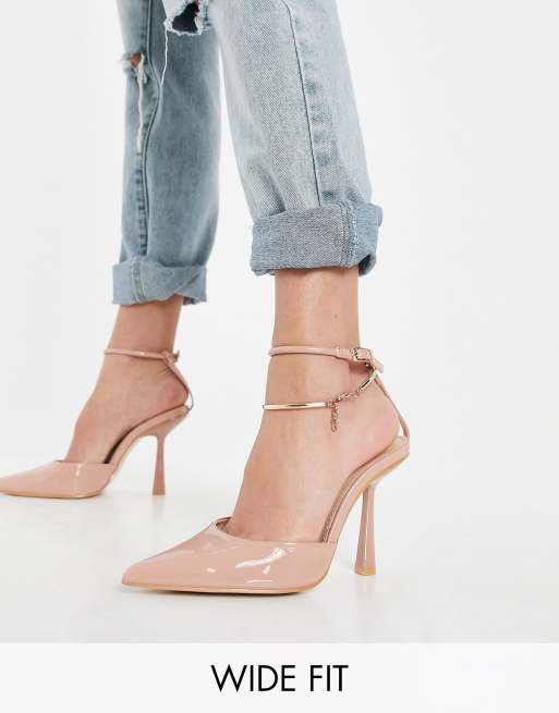 Public Desire Wide Fit – Decision – Beżowe buty na obcasie z paskiem na kostce