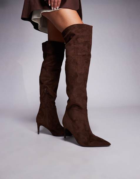 Public Desire Wide Fit – Ellen – Kniehohe Stiefel in Braun mit Absatz und spitzer Zehenpartie, weite Passform - view 1