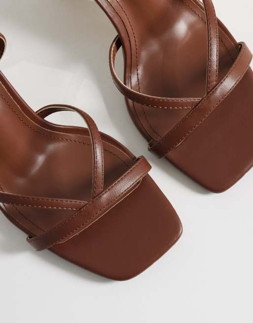 Public Desire Wide Fit – Everleigh – Bruna klacksandaler med blockklackar, 2 av 4