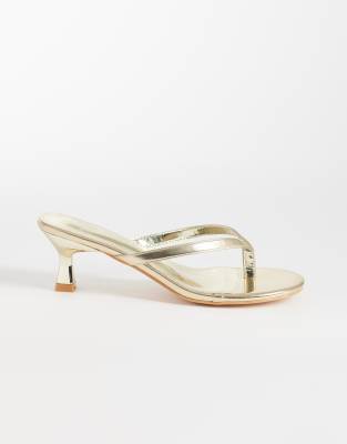 Public Desire Wide Fit - Evermore - Zehensteg-Sandaletten in Gold mit Kitten-Absatz, weite Passform-Goldfarben