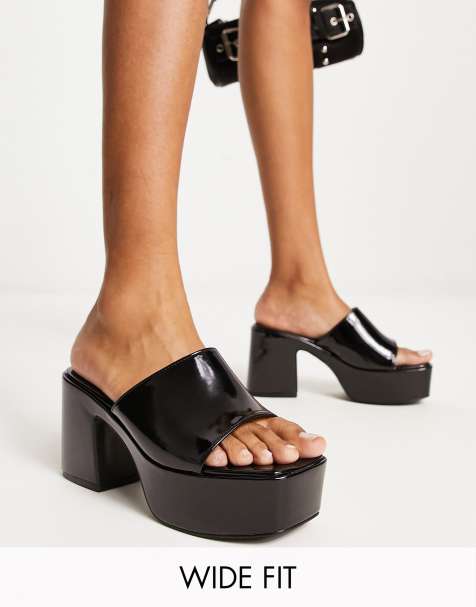Public Desire Wide Fit – Exclusive – Ariel – Svarta, lackade platåskor med öppen häl - view 1