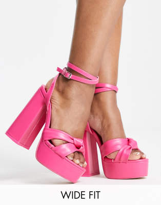 Public Desire Wide Fit – Exclusive – Verona – Sandalen in knalligem Pink mit Plateausohle und Absatz